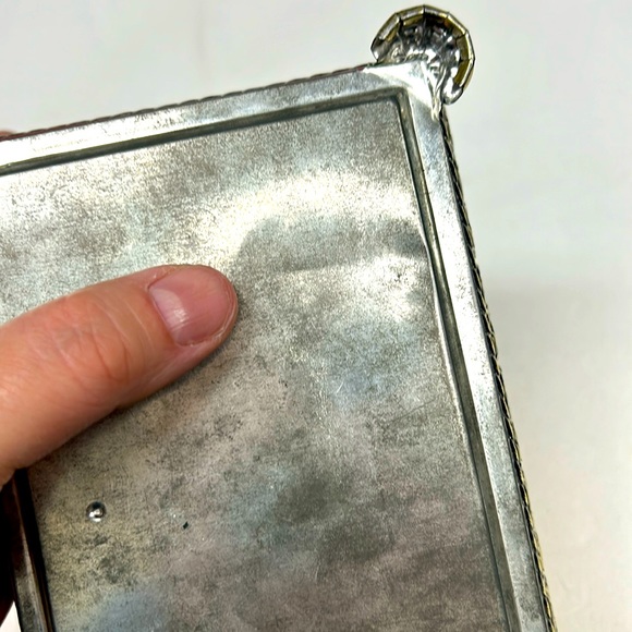 - Vintage tin confectionary box with red velvet and faux cameo hinged lid - Picture 7 of 12